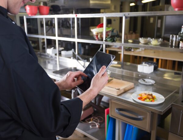 Automatización de Cocina Tecnología para automatizar procesos en la cocina, como máquinas que preparan alimentos o sistemas de pedido automáticos.