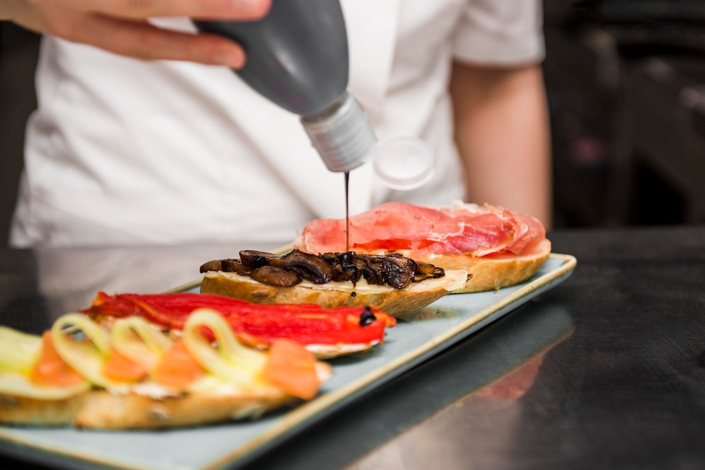 Automatización de Cocina Tecnología para automatizar procesos en la cocina, como máquinas que preparan alimentos o sistemas de pedido automáticos. 