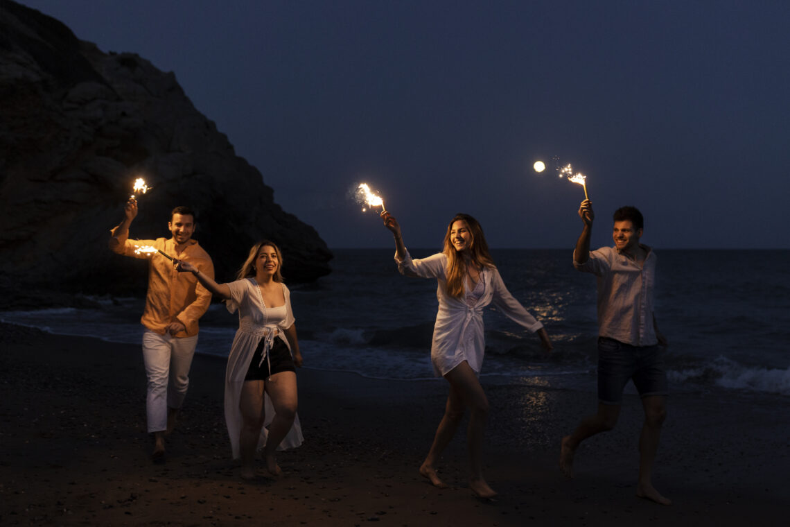 Cómo crear un programa de actividades nocturnas en la playa