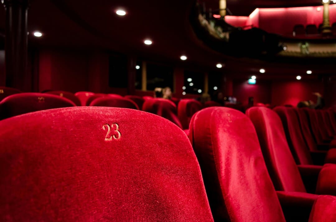 Estrategias para atraer a los amantes del cine con noches de maratón Beneficios de las Noches de Maratón de Cine Aumento de la afluencia de clientes Cómo las noches de maratón pueden atraer a más clientes Las noches de maratón de cine son una estrategia eficaz para atraer a una mayor cantidad de clientes a tu restaurante. Aquí te explicamos cómo puedes lograrlo: Atracción de nuevos segmentos de mercado: Las noches de maratón de cine atraen a cinéfilos y a aquellos que buscan experiencias diferentes. Este enfoque permite acceder a un nuevo segmento de mercado que quizás no había considerado tu restaurante anteriormente. Ambiente temático y entretenimiento: Crear una experiencia inmersiva con decoración y ambientación acorde a las películas proyectadas puede hacer que los clientes elijan tu restaurante para una noche especial. El entretenimiento adicional mantiene a los clientes más tiempo en el establecimiento, aumentando así el consumo. Promociones especiales y paquetes: Ofrecer promociones exclusivas durante las noches de maratón, como descuentos en comida y bebida, combos temáticos o sorteos, incentiva a más personas a asistir y a gastar más. Marketing y publicidad: Las noches de maratón son eventos que se pueden promocionar ampliamente en redes sociales, atrayendo a clientes potenciales que buscan eventos especiales para disfrutar en grupo. Ejemplos de éxito en otros negocios Parque La Mexicana, CDMX: Este parque organizó un evento llamado "Cine bajo las estrellas", proyectando películas populares en un anfiteatro al aire libre. La iniciativa atrajo a una gran cantidad de personas que no solo disfrutaron de las películas, sino también de la oferta gastronómica del parque. Este evento destacó por crear un ambiente único y acogedor, lo que resultó en un aumento significativo en la afluencia de visitantes durante las noches de proyección. Restaurantes temáticos en ciudades turísticas: Muchos restaurantes en áreas turísticas han implementado noches de maratón de cine, enfocándose en películas clásicas o sagas populares. Al combinar la proyección con menús especiales y bebidas temáticas, estos negocios han visto un incremento notable en la clientela, especialmente en temporadas bajas. Fidelización de clientes Crear una comunidad de cinéfilos leales Para que las noches de maratón de cine no solo atraigan a nuevos clientes, sino que también fidelicen a los existentes, es fundamental crear una comunidad de cinéfilos leales. Aquí hay algunas estrategias efectivas: Programación regular: Establecer un calendario fijo para las noches de maratón ayuda a los clientes a planificar su asistencia. La regularidad convierte estos eventos en una cita esperada y fija en el calendario de los asistentes. Club de cinéfilos: Crear un club de cinéfilos donde los miembros reciban beneficios exclusivos, como descuentos especiales, acceso anticipado a la programación y eventos de pre-estreno, incentiva la lealtad y repetición de visitas. Interacción en redes sociales: Mantener una comunicación activa con los cinéfilos a través de las redes sociales, realizando encuestas sobre qué películas desean ver y compartiendo contenido relacionado con el cine, refuerza la comunidad y la participación. Testimonios y ejemplos Restaurante XYZ: Este restaurante implementó noches de maratón de cine temáticas y creó un club de cinéfilos. Los miembros del club tienen acceso a descuentos exclusivos y pueden participar en sorteos para entradas de cine y cenas gratuitas. Un cliente comentó: "Ser parte del club de cinéfilos me hace sentir especial y valorado. Siempre espero con ansias las noches de maratón y disfruto de los beneficios adicionales." Café Cinefilia: Este café en una ciudad universitaria organizó maratones de películas independientes y documentales, atrayendo a estudiantes y amantes del cine. Además, ofrecen una tarjeta de fidelidad que, después de ciertas visitas, brinda acceso a una noche de cine gratis con amigos. Un estudiante universitario mencionó: "El ambiente y las películas en Café Cinefilia son increíbles. Además, la tarjeta de fidelidad es un gran incentivo para volver y traer a mis amigos." Estrategias de Marketing para Promocionar Noches de Maratón de Cine Publicidad en Redes Sociales Uso de anuncios en plataformas como Facebook e Instagram Las redes sociales son una herramienta poderosa para promocionar eventos, incluyendo las noches de maratón de cine. Aquí te mostramos cómo puedes usar Facebook e Instagram para maximizar el alcance y la efectividad de tus promociones: Segmentación de Audiencia: Utiliza las capacidades de segmentación detallada en Facebook e Instagram para llegar a tu audiencia específica. Puedes segmentar por: Intereses en cine, directores, actores y géneros específicos. Demografía, como edad, género y ubicación. Comportamientos, como asistentes a eventos anteriores o compradores frecuentes. Tipos de Anuncios: Anuncios de Video: Crea videos cortos y atractivos mostrando clips de las películas que se proyectarán, el ambiente del restaurante y testimonios de clientes. Historias de Instagram: Utiliza el formato de historias para anuncios temporales que generen urgencia, mostrando cuenta regresiva para el evento. Publicaciones Patrocinadas: Promociona publicaciones con imágenes y descripciones llamativas de los eventos. Calendario de Publicación: Inicia la campaña de anuncios al menos dos semanas antes del evento. Aumenta la frecuencia de los anuncios conforme se acerque la fecha del evento. Publica recordatorios en el día del evento para atraer a los rezagados. Ejemplos de campañas exitosas Cine Bajo Las Estrellas: Una campaña que utilizó anuncios en video mostrando el ambiente único del evento y testimonios de asistentes anteriores, segmentada a amantes del cine en la ciudad. Noche de Saga: Un restaurante promocionó una maratón de la saga "Harry Potter" utilizando anuncios en Instagram Stories con imágenes temáticas y ofertas especiales para los asistentes. Colaboraciones con Influencers Beneficios de trabajar con influencers del cine Colaborar con influencers puede potenciar enormemente la visibilidad y atractivo de tus noches de maratón de cine: Alcance Ampliado: Los influencers tienen seguidores leales y comprometidos, lo que puede traducirse en un alcance mayor y más efectivo. Credibilidad y Confianza: Las recomendaciones de influencers son percibidas como auténticas y confiables, aumentando la probabilidad de asistencia. Generación de Contenido: Los influencers pueden crear contenido atractivo y variado (videos, fotos, historias) sobre el evento, incrementando la difusión. Cómo seleccionar los influencers adecuados Relevancia del Nicho: Elige influencers que se alineen con el tema del cine y que tengan seguidores apasionados por el séptimo arte. Engagement Rate: No solo te fijes en la cantidad de seguidores, sino en el nivel de interacción que tienen sus publicaciones (comentarios, likes, shares). Autenticidad: Trabaja con influencers que realmente disfruten del cine y puedan transmitir una recomendación genuina. Proceso de Selección: Investigación: Utiliza herramientas como BuzzSumo o HypeAuditor para identificar a los mejores influencers en tu nicho. Contacto y Negociación: Envía propuestas personalizadas destacando los beneficios de la colaboración para ambas partes. Colaboración: Asegúrate de que el influencer tenga libertad creativa pero también que alineen su contenido con la imagen del evento. Creación de Contenido Exclusivo Producción de trailers y material promocional Crear contenido exclusivo es clave para generar expectativa y engagement. Aquí te damos algunas estrategias: Producción de Trailers: Mini Trailers: Clips de 15-30 segundos destacando escenas emocionantes de las películas que se proyectarán. Detrás de Cámaras: Videos mostrando la preparación del evento y entrevistas con el staff, chefs y organizadores. Material Promocional: Pósters y Gráficos: Diseña gráficos atractivos que se puedan compartir en redes sociales y sitios web. GIFs y Memes: Utiliza GIFs y memes relacionados con las películas para crear contenido viral y divertido. Estrategias para generar expectativa y engagement Cuenta Regresiva: Utiliza historias de Instagram y Facebook para crear una cuenta regresiva, generando urgencia y expectación. Teasers y Sneak Peeks: Publica adelantos del contenido exclusivo y de las preparaciones del evento. Concursos y Sorteos: Entradas Gratis: Organiza concursos en los que los seguidores puedan ganar entradas gratuitas al evento. Merchandising: Sortea productos relacionados con las películas (camisetas, posters, etc.). Ejemplo de Plan de Contenido: Día Contenido Plataforma 14 días antes Anuncio del evento Facebook, Instagram 10 días antes Video trailer YouTube, Instagram 7 días antes Post sobre promociones Facebook 3 días antes Historia con cuenta regresiva Instagram Día del evento Transmisión en vivo y publicaciones en tiempo real Facebook, Instagram Planificación y Organización de las Noches de Maratón Selección de Películas Cómo elegir el contenido adecuado para tu audiencia Seleccionar las películas adecuadas es crucial para el éxito de una noche de maratón de cine. Aquí te damos algunos consejos para elegir el contenido más atractivo para tu audiencia: Conocer a tu audiencia: Demografía: Considera la edad, género y preferencias generales de tu clientela. Las familias pueden preferir películas animadas, mientras que los adultos jóvenes pueden inclinarse por películas de terror o acción. Intereses específicos: Si tu restaurante tiene una temática particular, elige películas que se alineen con esa temática. Por ejemplo, si tienes un restaurante con un ambiente vintage, películas clásicas de Hollywood pueden ser una excelente opción. Feedback de los clientes: Encuestas: Realiza encuestas a tus clientes habituales para saber qué géneros o títulos les gustaría ver. Redes sociales: Utiliza tus plataformas de redes sociales para hacer preguntas y obtener sugerencias de películas directamente de tus seguidores. Tendencias actuales: Éxitos recientes: Considera proyectar películas que hayan sido éxitos recientes en taquilla o que estén actualmente en tendencia. Sagas populares: Las maratones de sagas populares como "Star Wars", "Harry Potter" o el Universo Cinematográfico de Marvel suelen atraer a grandes multitudes. Diversidad de géneros: Rotación de géneros: Para mantener el interés a lo largo del tiempo, rota entre diferentes géneros como comedia, drama, acción, ciencia ficción y terror. Especiales temáticos: Organiza noches temáticas, como "Noche de Terror" en Halloween o "Comedias Románticas" en San Valentín. Temáticas y géneros populares A continuación se presentan algunos géneros y temáticas que suelen ser populares entre diversas audiencias: Género Ejemplos de Películas Populares Audiencia Objetivo Acción "John Wick", "Mad Max: Fury Road" Adultos jóvenes, hombres Comedia "Superbad", "The Hangover" Adultos jóvenes, grupos de amigos Animación "Toy Story", "Frozen" Familias, niños Terror "The Conjuring", "It" Adolescentes, adultos jóvenes Ciencia Ficción "Interstellar", "Blade Runner 2049" Amantes de la tecnología, adultos Romance "The Notebook", "La La Land" Parejas, adultos Clásicos "Casablanca", "Gone with the Wind" Adultos mayores, cinéfilos Logística y Ambientación Preparación del espacio y la tecnología necesaria Para que una noche de maratón de cine sea exitosa, la logística y la ambientación deben estar cuidadosamente planificadas. Aquí te presentamos los aspectos clave a considerar: Tecnología: Proyector y Pantalla: Asegúrate de tener un proyector de alta calidad y una pantalla lo suficientemente grande para que todos los asistentes puedan ver claramente. Sonido: Un buen sistema de sonido es esencial. Considera la acústica del espacio y la posibilidad de utilizar altavoces adicionales para cubrir toda el área. Conectividad: Verifica la conectividad del proyector con diferentes dispositivos (computadoras, reproductores de DVD/Blu-Ray, etc.) y ten cables de respaldo y adaptadores a mano. Espacio: Distribución de Asientos: Organiza los asientos de manera que todos los asistentes tengan una buena vista de la pantalla. Considera usar asientos escalonados si el espacio lo permite. Comodidad: Proporciona asientos cómodos y, si es posible, opciones como almohadas y mantas para una experiencia más acogedora. Acceso a Servicios: Asegúrate de que los servicios como baños y salidas de emergencia estén claramente señalizados y accesibles. Ambientación: Decoración: Decora el espacio de acuerdo con la temática de las películas que se proyectarán. Esto puede incluir carteles de películas, luces tenues y elementos decorativos relacionados. Experiencia Sensorial: Considera agregar elementos que mejoren la experiencia sensorial, como aromas relacionados con las películas (por ejemplo, olor a palomitas de maíz). Atrezzo y Fotomatones: Coloca atrezzo y estaciones de fotomatón donde los asistentes puedan tomarse fotos temáticas, creando recuerdos memorables y generando contenido para redes sociales. Detalles importantes para una experiencia inmersiva Entrada y Recepción: Bienvenida Temática: Recibe a los asistentes con un staff vestido acorde a la temática de la noche. Esto puede incluir disfraces y música relacionada. Tickets y Souvenirs: Entrega boletos temáticos y pequeños souvenirs relacionados con las películas proyectadas. Interacción durante la proyección: Intermisiones Temáticas: Si se proyectan varias películas, organiza intermisiones con juegos temáticos, trivias o sorteos. Servicio de Comida y Bebida: Ofrece un menú especial que complemente la temática de la noche. Podrías tener combos de comida inspirados en las películas o snacks típicos de cine. Post-evento: Feedback de los Asistentes: Al final del evento, recopila opiniones de los asistentes para mejorar futuras noches de maratón. Redes Sociales: Publica fotos y videos del evento en redes sociales, alentando a los asistentes a compartir sus propias experiencias y usar hashtags específicos. Aspecto Detalle Tecnología Proyector de alta calidad, buen sistema de sonido, conectividad Espacio Asientos cómodos, acceso a servicios, distribución óptima Ambientación Decoración temática, experiencia sensorial, atrezzo y fotomatones Interacción Bienvenida temática, intermisiones con juegos, servicio de comida Ejecución de Eventos Especiales y Proyecciones Exclusivas Eventos Temáticos Ideas para noches temáticas Organizar eventos temáticos es una excelente manera de atraer a diferentes públicos y hacer que las noches de maratón de cine sean más atractivas y divertidas. Aquí algunas ideas populares: Maratones de Sagas Famosas: Star Wars: Organiza una maratón con las trilogías de Star Wars, incluyendo decoraciones temáticas y un menú inspirado en la saga. Harry Potter: Proyecta todas las películas de Harry Potter, con decoración de Hogwarts, varitas mágicas y bebidas como la cerveza de mantequilla. Marvel Cinematic Universe: Selecciona películas clave del MCU, creando un ambiente de superhéroes y ofreciendo combos de comida con nombres temáticos. Noches de Género: Terror: Especial para Halloween, con clásicos del cine de terror, decoración espeluznante y snacks temáticos como "dedos de bruja" y "sangre de vampiro" (salsas rojas). Comedia Romántica: Ideal para San Valentín, proyectando películas románticas, ofreciendo menús para parejas y decorando con luces suaves y flores. Temáticas Retro: Décadas Específicas: Proyecta películas icónicas de los años 80 o 90, con música y decoraciones de la época, y disfraces temáticos para los asistentes. Clásicos de Hollywood: Noches dedicadas a clásicos del cine en blanco y negro, con una ambientación elegante y vintage. Cómo integrar actividades adicionales Trivia y Concursos: Trivia Temática: Organiza rondas de trivia basadas en las películas que se proyectarán. Ofrece premios como entradas gratuitas para futuras maratones, comidas o bebidas gratis. Concurso de Disfraces: Invita a los asistentes a venir disfrazados según la temática de la noche y premia al mejor disfraz con un reconocimiento y premios. Actividades Interactivas: Photobooths Temáticos: Crea espacios para fotos con fondos y accesorios relacionados con las películas, incentivando a los asistentes a compartir sus fotos en redes sociales. Karaoke de Bandas Sonoras: Si la noche es sobre musicales o películas con bandas sonoras icónicas, organiza una sesión de karaoke para que los asistentes canten sus canciones favoritas. Experiencias Inmersivas: Decoración y Atrezzo: Transforma el espacio del restaurante para sumergir a los asistentes en la atmósfera de las películas proyectadas. Usa decoraciones específicas y atrezzo que los clientes puedan utilizar. Interacciones en Vivo: Incluye actores o personal del restaurante vestidos como personajes de las películas para interactuar con los asistentes, creando una experiencia más inmersiva y memorable. Involucrar a la Comunidad Fomentar la participación del público mediante redes sociales y en el evento Redes Sociales: Promociones y Anuncios: Utiliza las redes sociales para anunciar los eventos con anticipación, generando expectativa con teasers y trailers. Interacción en Vivo: Durante el evento, anima a los asistentes a compartir fotos y videos en tiempo real utilizando hashtags específicos del evento. Responde y comparte sus publicaciones para aumentar la visibilidad. Sorteos y Concursos: Realiza concursos en redes sociales antes del evento, donde los seguidores puedan ganar entradas gratuitas o descuentos. En el Evento: Feedback en Vivo: Coloca estaciones de feedback donde los asistentes puedan dejar sus opiniones sobre el evento. Utiliza tablets o códigos QR para facilitar la participación. Transmisión en Vivo: Transmite partes del evento en vivo a través de plataformas como Instagram Live o Facebook Live, permitiendo que una audiencia más amplia participe virtualmente. Recopilación de testimonios y feedback post-evento Encuestas Digitales: Post-Evento: Envía encuestas a los asistentes después del evento para recopilar sus opiniones y sugerencias. Ofrece incentivos como descuentos en futuros eventos para aquellos que completen la encuesta. Plataformas de Reseñas: Anima a los asistentes a dejar reseñas en plataformas como Google My Business, TripAdvisor, o Yelp. Testimonios: Recopilación en el Sitio: Durante el evento, pide a los asistentes que dejen comentarios en una pizarra o libro de visitas. Estos testimonios pueden ser utilizados en futuras campañas de marketing. Testimonios en Video: Graba breves testimonios en video de los asistentes disfrutando del evento. Estos videos pueden ser editados y utilizados en redes sociales y promociones futuras. Análisis y Mejora: Análisis de Datos: Revisa los comentarios y las encuestas para identificar áreas de mejora. Analiza las métricas de participación en redes sociales y las ventas durante el evento. Implementación de Mejoras: Utiliza el feedback recibido para hacer ajustes y mejoras en futuros eventos, asegurando una mejor experiencia para los clientes. Estrategia Detalles Redes Sociales Promociones, anuncios, interacción en vivo, sorteos y concursos. En el Evento Feedback en vivo, transmisión en vivo. Encuestas Digitales Encuestas post-evento, plataformas de reseñas. Testimonios Recopilación en el sitio, testimonios en video. Análisis y Mejora Análisis de datos, implementación de mejoras. Medición de Resultados y Optimización Herramientas de Análisis Utilización de herramientas para medir el éxito del evento Para evaluar el éxito de tus noches de maratón de cine, es crucial utilizar diversas herramientas de análisis que te proporcionen datos precisos y accionables. Aquí te presentamos algunas herramientas y métricas clave: Google Analytics: Monitoreo de tráfico web: Evalúa el incremento en el tráfico a la página web del restaurante durante la campaña de promoción del evento. Fuentes de tráfico: Identifica de dónde provienen tus visitantes (redes sociales, búsqueda orgánica, anuncios pagados). Redes Sociales: Insights de Facebook e Instagram: Mide el alcance, impresiones y engagement de tus publicaciones relacionadas con el evento. Análisis de hashtags: Evalúa el uso y popularidad de los hashtags creados para el evento. Encuestas post-evento: Formularios online: Utiliza plataformas como SurveyMonkey o Google Forms para recopilar feedback de los asistentes sobre su experiencia. Sistemas de Punto de Venta (POS): Análisis de ventas: Compara las ventas durante la noche de maratón con noches regulares para medir el impacto en los ingresos. Tickets promedios: Analiza el gasto promedio por cliente durante el evento. Indicadores clave a monitorear Para comprender completamente el impacto y éxito de tus noches de maratón de cine, presta atención a los siguientes indicadores clave: Indicador Descripción Afluencia Número de asistentes al evento. Engagement Nivel de interacción en redes sociales (likes, comentarios, shares). ROI Retorno de inversión de la campaña de marketing y el evento en general. Ventas Incremento en ventas y tickets promedios durante el evento. Feedback Opiniones y satisfacción de los asistentes recopiladas post-evento. Ajuste de Estrategias Cómo analizar los datos y ajustar las futuras noches de maratón El análisis de los datos recopilados te permitirá identificar áreas de mejora y ajustar tus estrategias para futuros eventos. Aquí te mostramos cómo hacerlo: Interpretación de Datos: Afluencia y Ventas: Si la afluencia fue alta pero las ventas no lo fueron, considera revisar tu oferta de comida y bebida o tus estrategias de promoción en el lugar. Engagement en Redes Sociales: Un alto engagement indica que tu campaña fue bien recibida. Analiza qué tipo de contenido generó más interacción y replícalo. Identificación de Patrones: Preferencias de los Asistentes: Si ciertas temáticas o tipos de películas atraen más público, planifica más eventos en torno a esas preferencias. Horarios y Días: Evalúa si ciertos días de la semana o horarios tienen mejor desempeño y ajusta la programación en consecuencia. Feedback de Clientes: Encuestas y Comentarios: Revisa detalladamente el feedback de los asistentes para identificar aspectos específicos a mejorar, como la calidad del sonido, comodidad del asiento o servicio al cliente. Ejemplos de mejoras implementadas a partir del feedback Ajuste en la Programación: Cambio de horario: Tras recibir feedback de que las funciones empezaban muy tarde, se decidió adelantar el inicio de las películas una hora, lo que resultó en una mayor asistencia. Mejoras en el Servicio: Capacitación del Personal: Basado en comentarios sobre la lentitud en el servicio, se implementaron sesiones de capacitación para el personal, mejorando significativamente la experiencia del cliente. Optimización de la Experiencia: Mejora del Sistema de Sonido: Algunos asistentes mencionaron problemas con la calidad del sonido. Se invirtió en un sistema de sonido de mayor calidad, lo que mejoró las críticas en eventos posteriores. Aspecto a Mejorar Acción Tomada Resultado Horario del evento Adelanto del inicio en una hora Mayor asistencia y satisfacción del público Calidad del servicio Capacitación adicional para el personal Servicio más rápido y eficiente Calidad del sonido Actualización del sistema de sonido Mejoras significativas en la experiencia