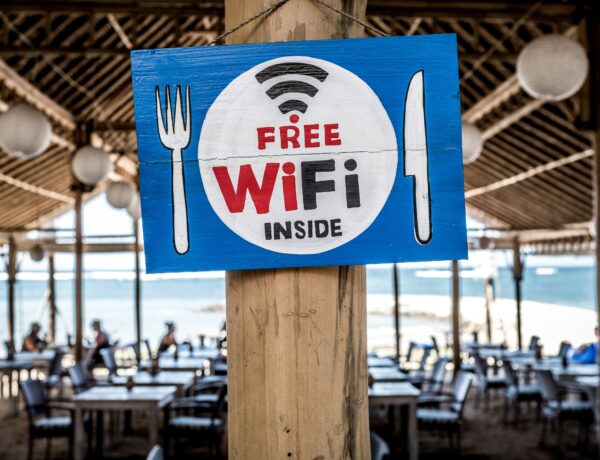Wi-Fi para Clientes Soluciones para ofrecer y gestionar acceso a Wi-Fi en el restaurante, mejorando la experiencia del cliente.